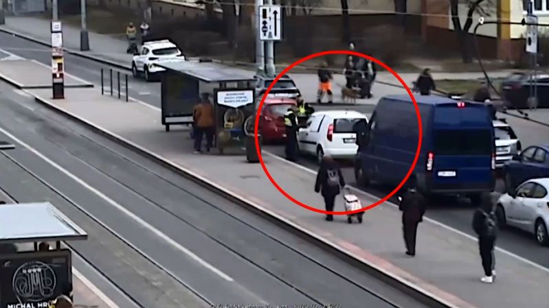 Řidič v Praze nabral strážníka na kapotu
